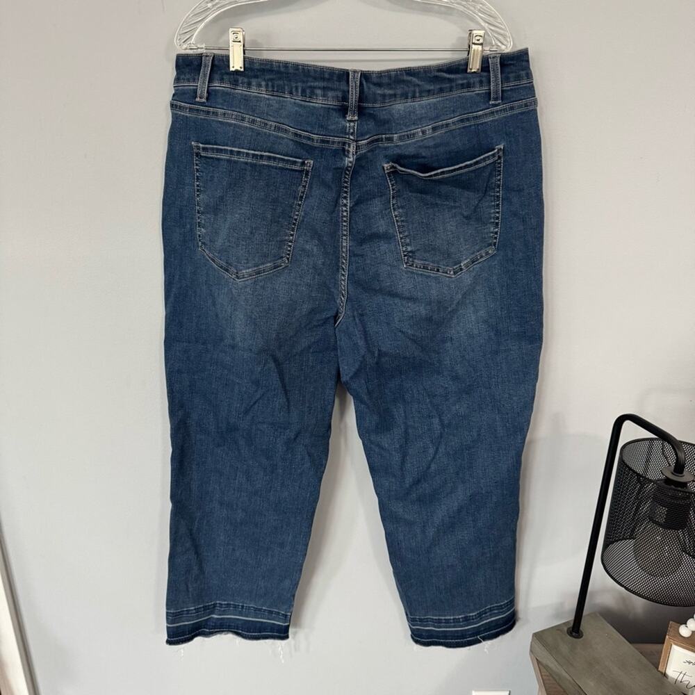 Time and Tru High Rise Medium Wash Capris Jeans Women’s Plus Size 20 W - Picture 2 of 7